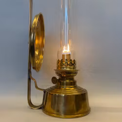 Väggfotogenlampa i mässing med rejäl reflektor 14'''