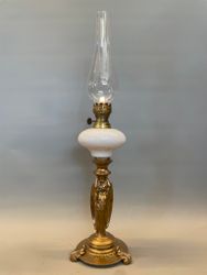 Elegant opalvit fotogenlampa på guldmålad ängel 7'''
