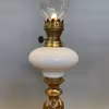 Elegant opalvit fotogenlampa på guldmålad ängel 7'''