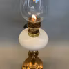 Elegant opalvit fotogenlampa på guldmålad ängel 7'''