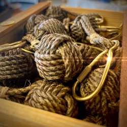 Nyckelring apnäve i tjärad hampa