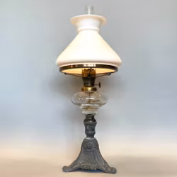 Ljuvlig liten 5''' bordsfotogenlampa 1870-tal