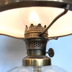 Ljuvlig liten 5''' bordsfotogenlampa 1870-tal