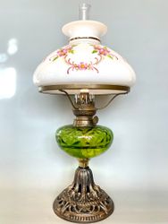 Grön fotogenlampa med handmålad skärm 14'''