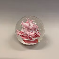 Brevpress glashantverk rosa/vit virvel