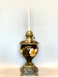 Mörkbrun blommig majolikalampa cirka 1890-tal 14'''