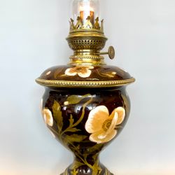 Mörkbrun blommig majolikalampa cirka 1890-tal 14'''