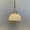 fin fonsterlampa med gult glas tygsladd