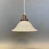 vacker matbordslampa i vitt glas