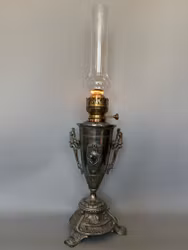 Stilig urnfotogenlampa i nickel med Augustabrännare 20'''