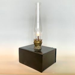 Fotogenlampa i svartmålad plåt 3'''