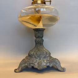 Bordsfotogenlampa på zinkfot 8'''