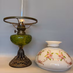 Grön fotogenlampa med handmålad skärm