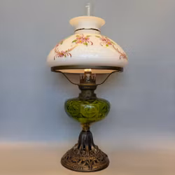 Grön fotogenlampa med handmålad skärm