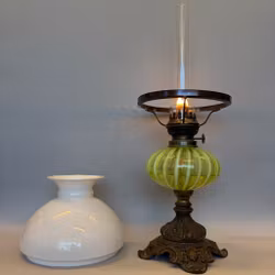 Fotogenlampa med oljehus i uran och antik skärm