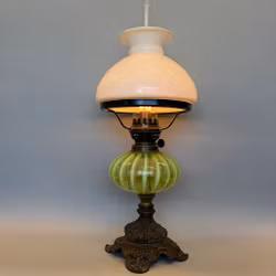 Fotogenlampa med oljehus i uran och antik skärm