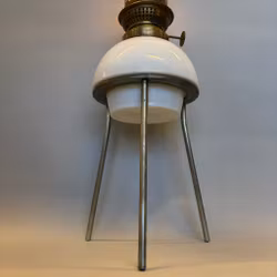 Bordsfotogenlampa på trebent stativ 15'''