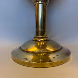 Vacker mässingslampa med reliefmotiv 14'''