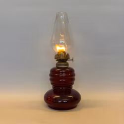 Vinröd fotogenlampa i glas