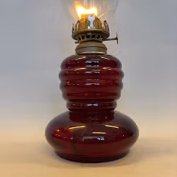 Vinröd fotogenlampa i glas