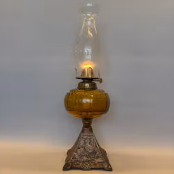 Brittisk bärnstensfärgad fotogenlampa med lotusbrännare