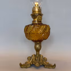 Mindre bordsfotogenlampa på mässingsfot 6'''