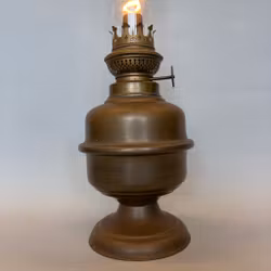 Fransk patinerad mässingslampa 10'''