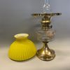 fotogenlampa med gul skarm