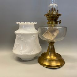 Mässingsfotogenlampa med opalvit kupa 14'''