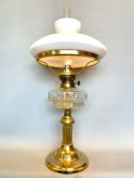 Mässingsfotogenlampa med vit vestaskärm