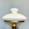 Mässingsfotogenlampa med vit vestaskärm