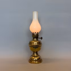 Liten fotogenlampa i mässing