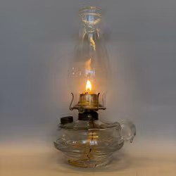 Antik fotogenlampa i glas med tanklock och handtag