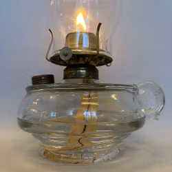Antik fotogenlampa i glas med tanklock och handtag