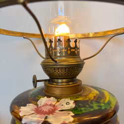 Bordsfotogenlampa med blommig fot och vestaskärm 14'''