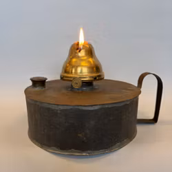 Stor fotogenlampa i plåt med fribrännare i mässing