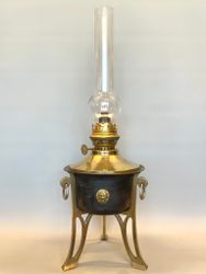 Fotogenlampa på 3 ben i kruka med lejondekor 15'''