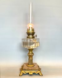 Bordsfotogenlampa på ljus alabasterfot med slipat oljehus 14'''