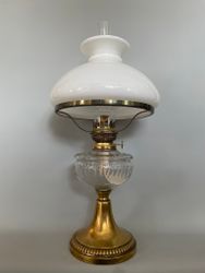 Bordsfotogenlampa med mässingsfot och vestaskärm 14'''