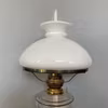 Bordsfotogenlampa med mässingsfot och vestaskärm 14'''