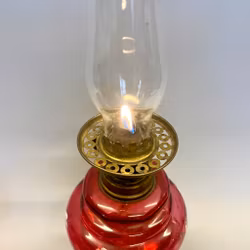 Rosa miniatyrfotogenlampa med handmålad fot och kupa