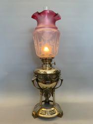 Fotogenlampa 14''' i mässing - jugendkupa i rosa