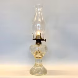 Bordsfotogenlampa helt i glas med äldre Lotusbrännare