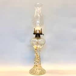 Bordsfotogenlampa helt i glas med äldre Lotusbrännare