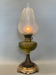 Olivgrön bordsfotogenlampa med tulpankupa 14'''