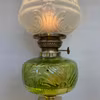 Grön piedestalfotogenlampa med kupa 14'''