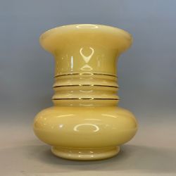 Retromodell ljusgul lampkupa med hål Ø 43 mm (äldre)