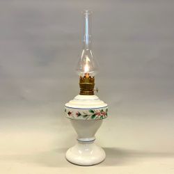 Liten handmålad fotogenlampa på vit fot 3'''