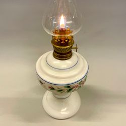 Liten handmålad fotogenlampa på vit fot 3'''