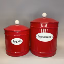 Pepparkaksburk i plåt - röd/vit